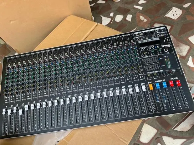 Yamaha SMX-2400 ( Mixer 24 Channel) · Photo 1