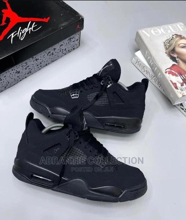 Jordan 4 Black Cat · Photo 2