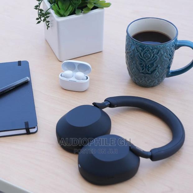 Sony Wh-1000xm5 Wireless Noise Canceling Headphones · Photo 3