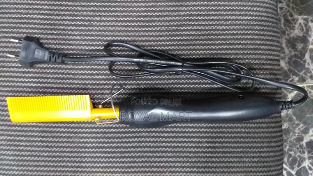 Wear Hot Comb With Straightener · Photo 2