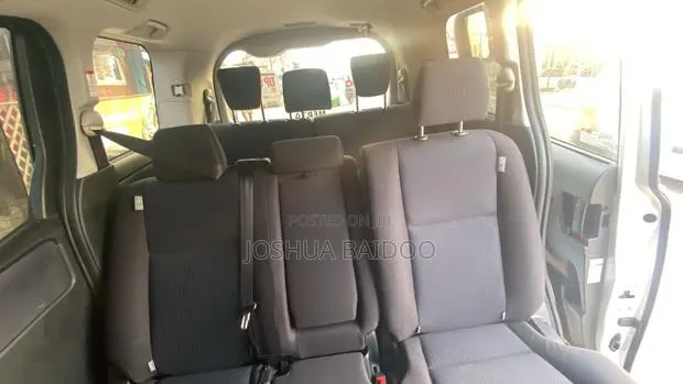 Toyota Voxy 2014 White · Photo 2