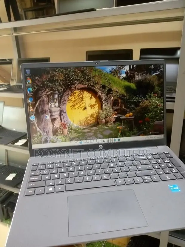 Laptop HP 250 G10 8GB Intel Core i3 SSD 256GB · Photo 1