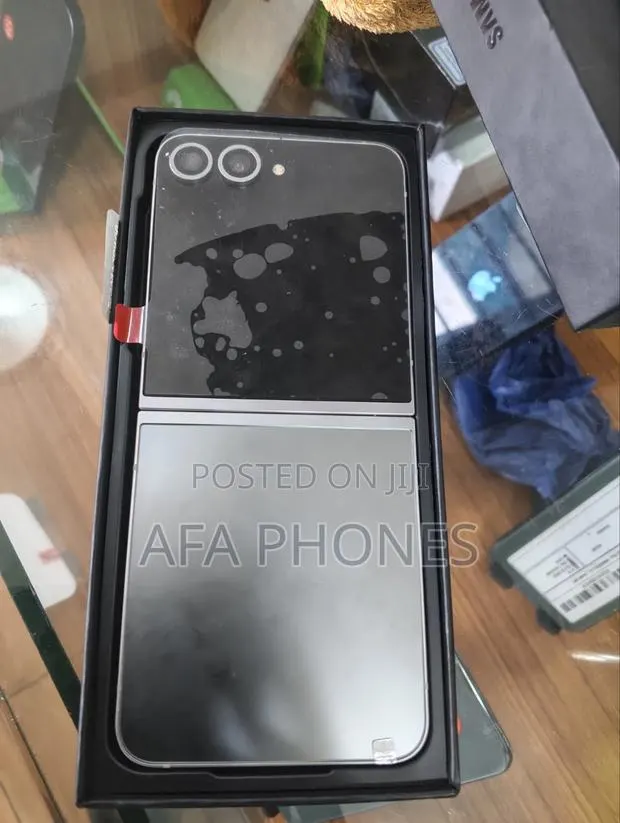 New Samsung Galaxy Z Flip5 256 GB Gray · Photo 1
