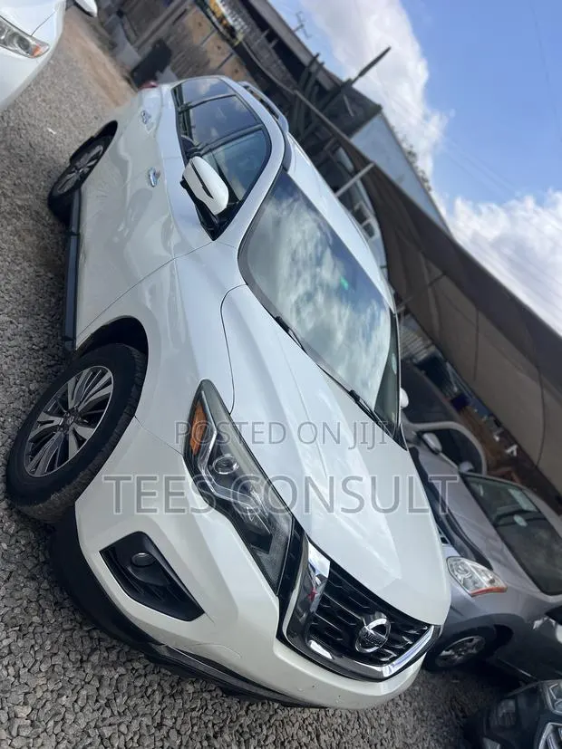 Nissan Pathfinder 2017 White · Photo 1
