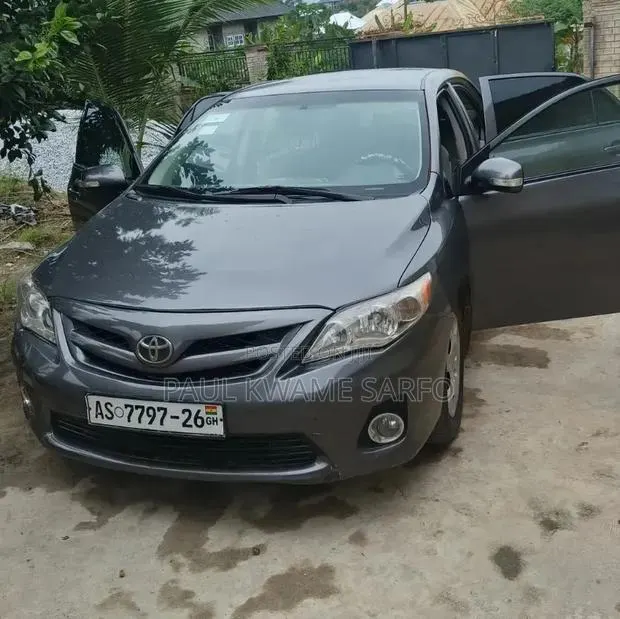 Toyota Corolla LE 4dr Sedan (1.8L 4cyl 4A) 2013 Gray · Photo 1