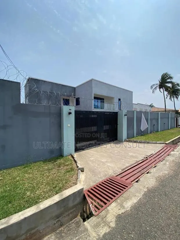 5bdrm House in Labone, Coffee Shop Area for rent · Photo 1