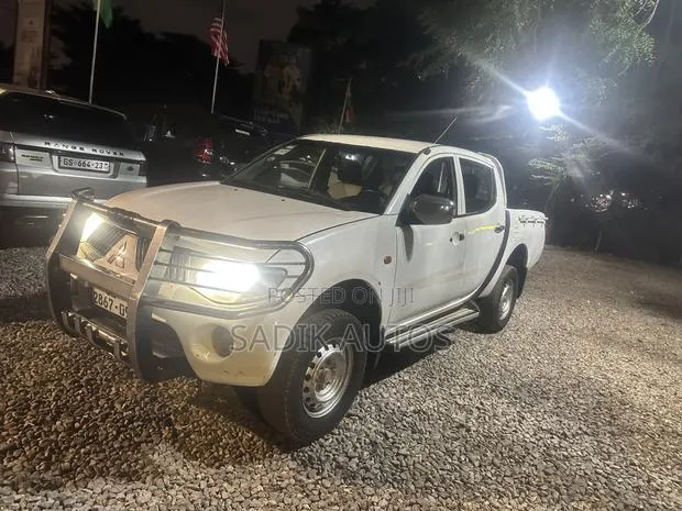 Mitsubishi L200 Double Cab 2.5 136hp 4WD 2009 White · Photo 1