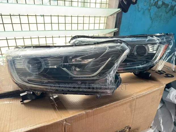 Honda CRV 2017-2021 Headlight Normally Available Now · Photo 1