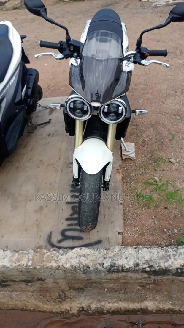 New Triumph Speed Triple 2018 White · Photo 1