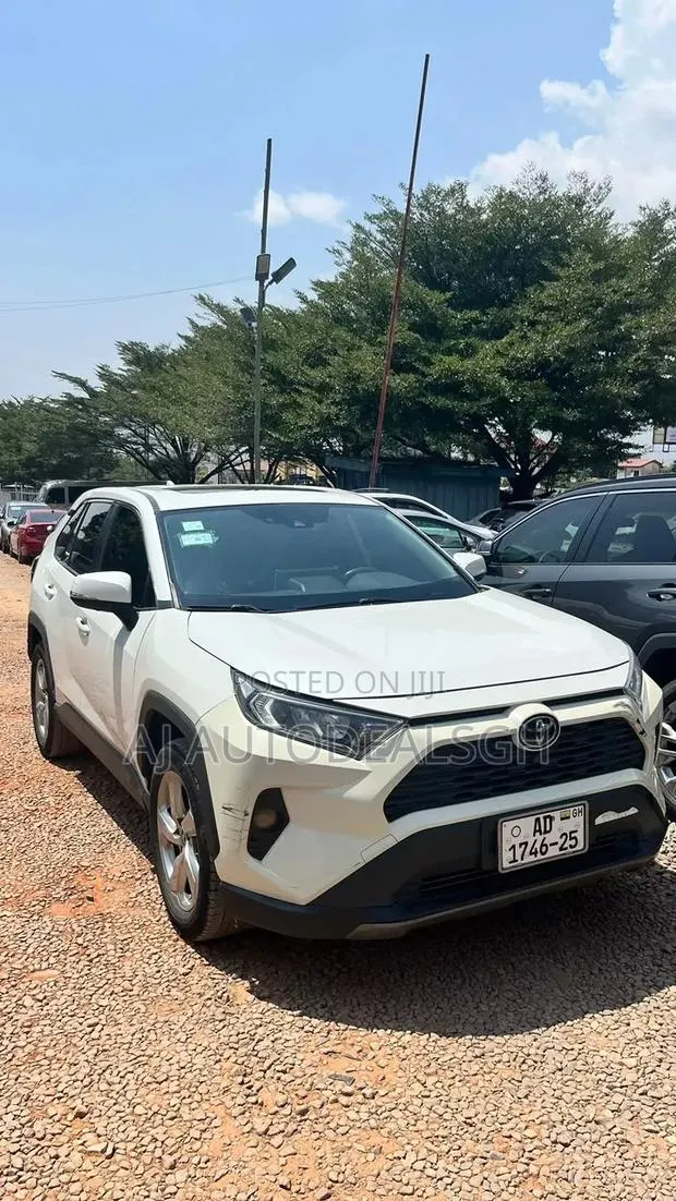 Toyota RAV4 XLE 2021 White · Photo 1