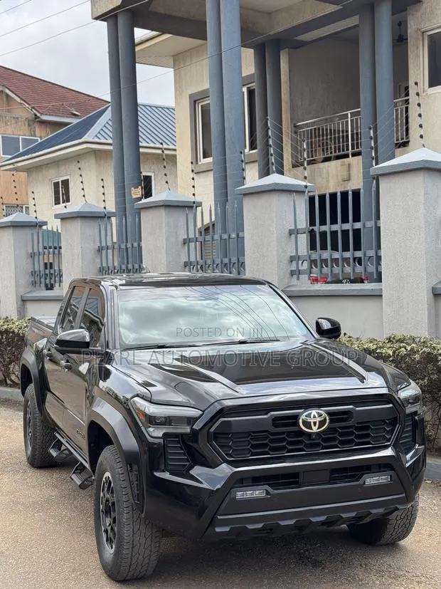 Toyota Tacoma 2024 Black · Photo 1