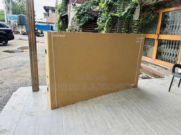 Ultra Slim 85" Crystal Uhd Du8000 Tizen Os Smart Tv (2024) · Photo 1