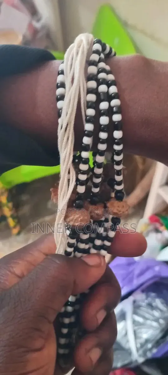 Traditional Black White Bead Obanje Protection Bracelet · Photo 1
