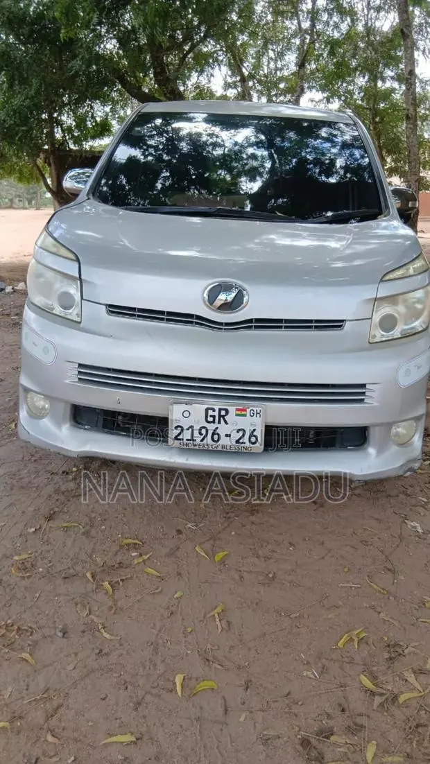 Toyota Voxy 2013 Silver