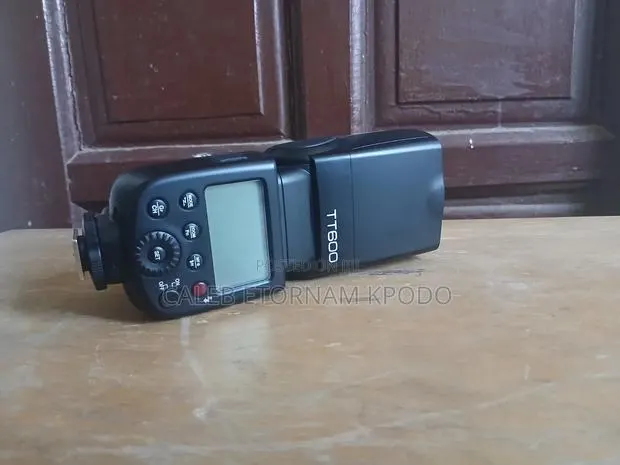 Godox Thinklite Tt600 Camera Flash Speedlite for Rent · Photo 1