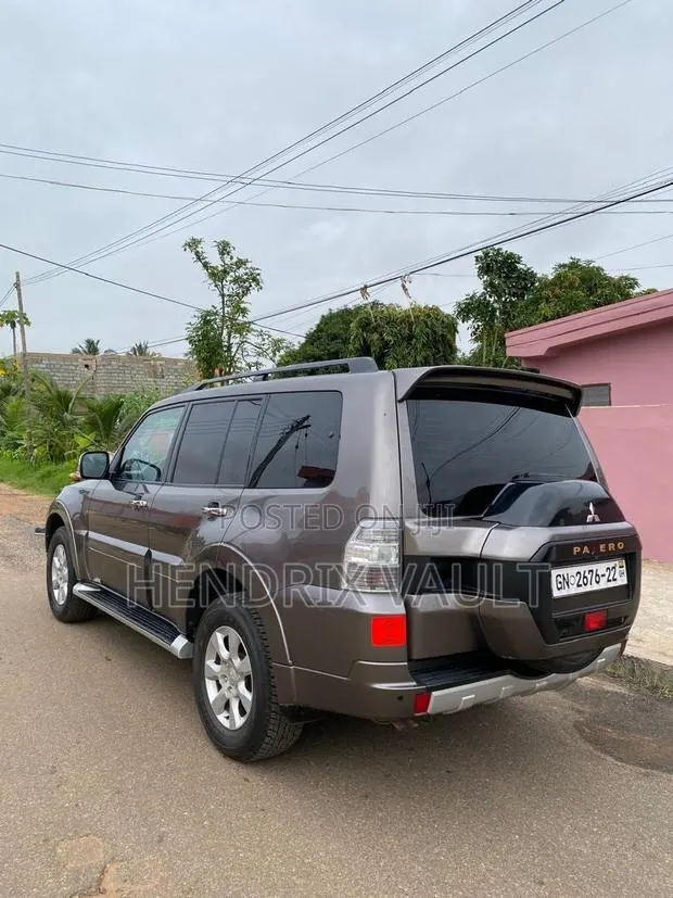 Mitsubishi Pajero V80 3.8 V6 GLS 2015 Gray · Photo 1
