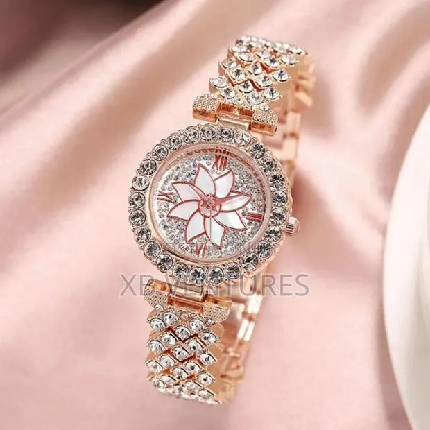 Rhinestone Flower Quartz Luxury Clock · Photo 1