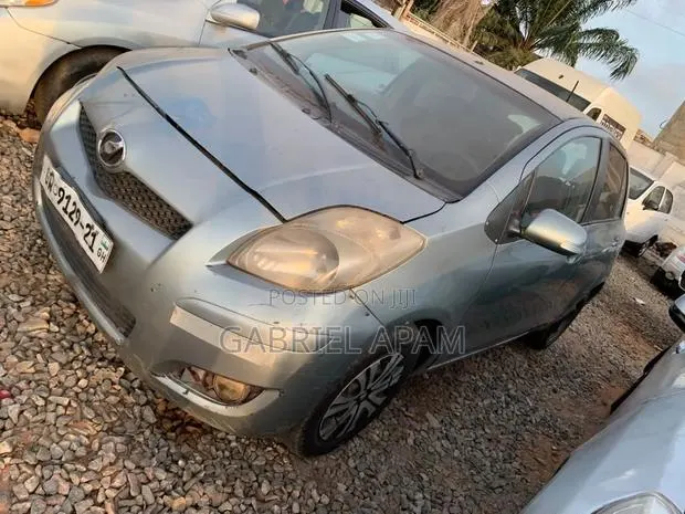 Toyota Vitz 2010 Gray · Photo 1