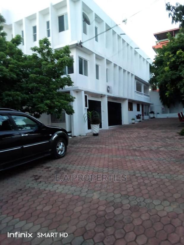 10bdrm Mansion in E a Properties, School Complex Area for Sale · Photo 2