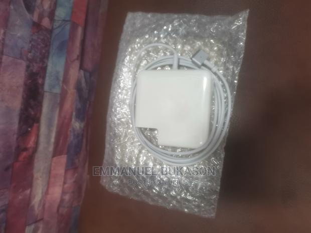 Apple Macbook Charger · Photo 2