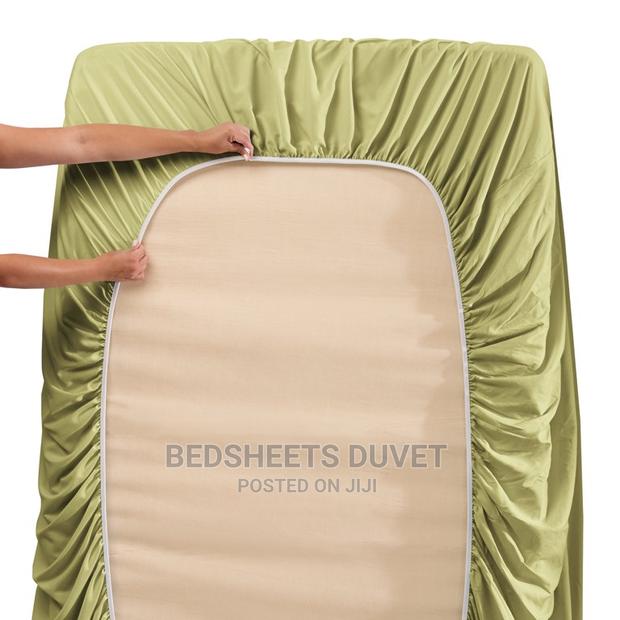 Olive Green Fitted Sheet · Photo 1