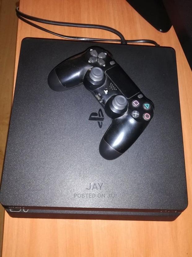 Ps4 Slim With Fc 26 · Photo 1