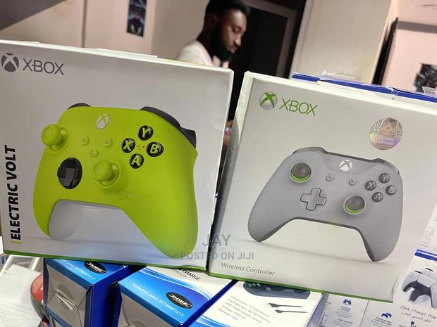 Xbox Controllers · Photo 1