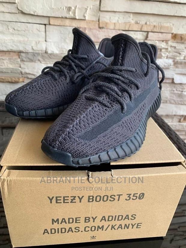 Adidas Yeezy Boost · Photo 3