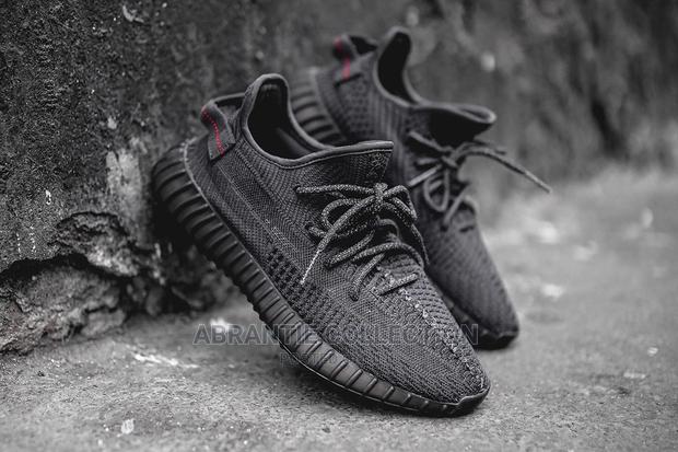 Adidas Yeezy Boost · Photo 2