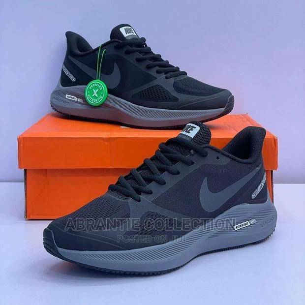 Nike Runner Sneaker · Photo 3