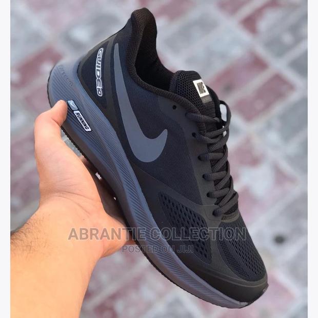Nike Runner Sneaker · Photo 4