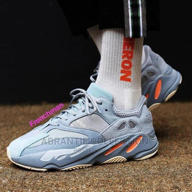 Adidas Yeezy 700 · Photo 2