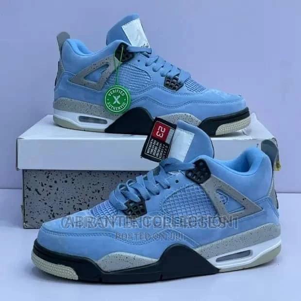 University Blue Jordan 4 · Photo 2