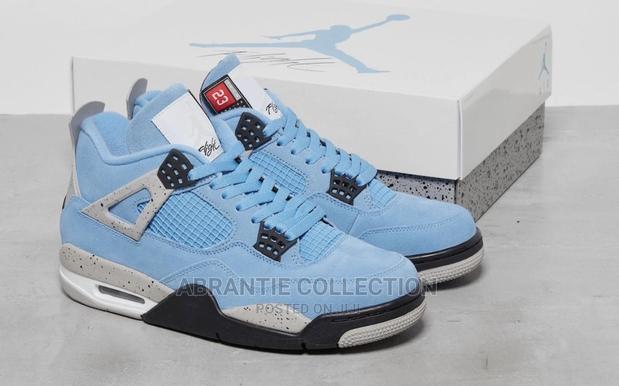 University Blue Jordan 4 · Photo 3