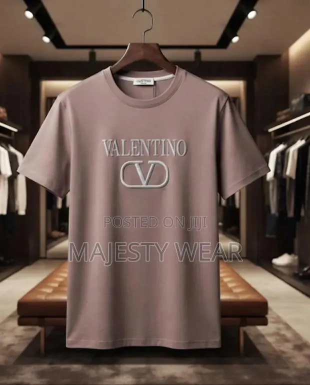 Unisex Heavy Round Neck · Photo 1