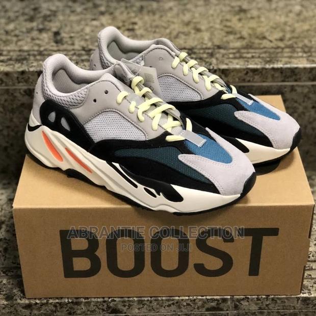 Yeezy Boost 700 · Photo 4