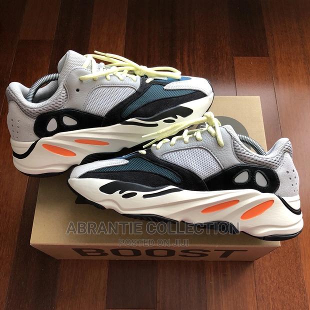 Yeezy Boost 700 · Photo 3