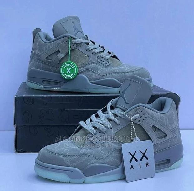 Air Jordan Retro 4 Kaws · Photo 1