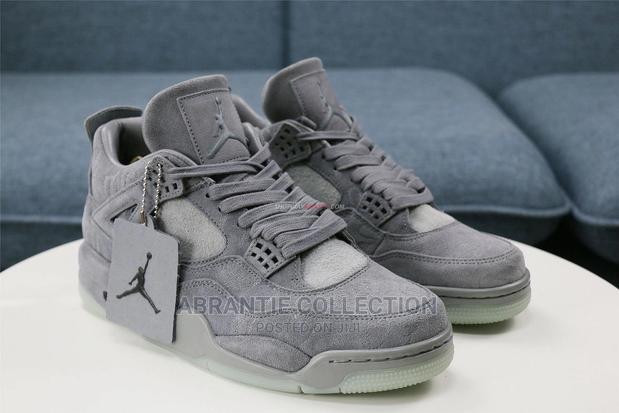 Air Jordan Retro 4 Kaws · Photo 2