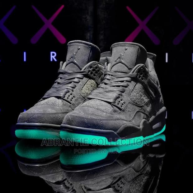 Air Jordan Retro 4 Kaws · Photo 3