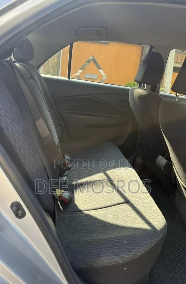 Toyota Yaris 2012 Silver · Photo 1