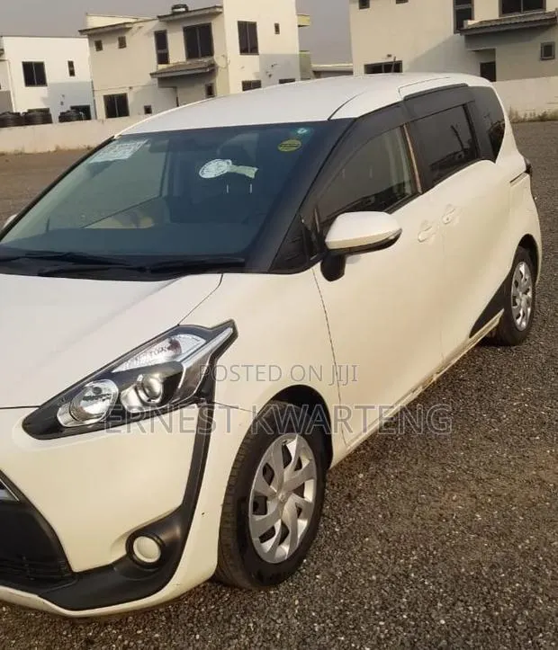 Toyota Sienta 2015 White · Photo 1