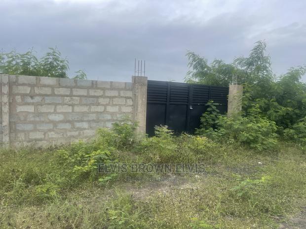 One Plot of Land for Sale With Walled and Gate at Trasacco · Photo 1