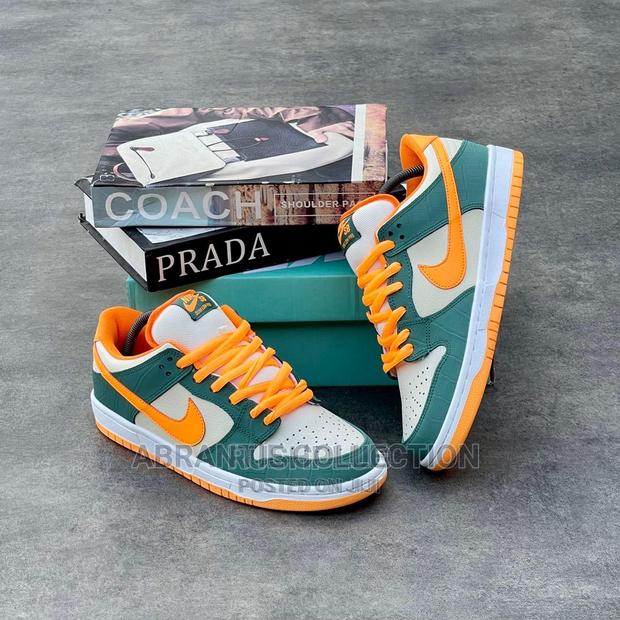 Nike SB Dunks Low Legion Pine · Photo 1