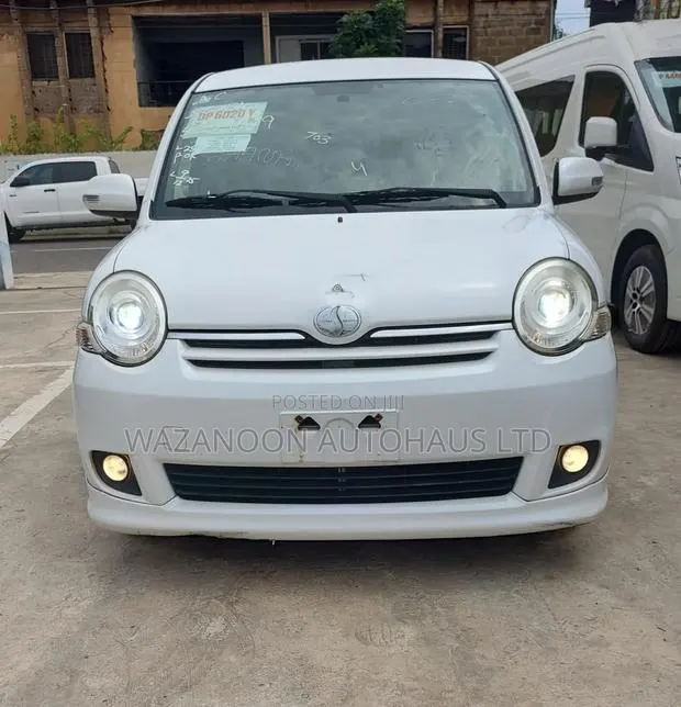 Toyota Sienta 1.5 FWD 2014 White · Photo 1