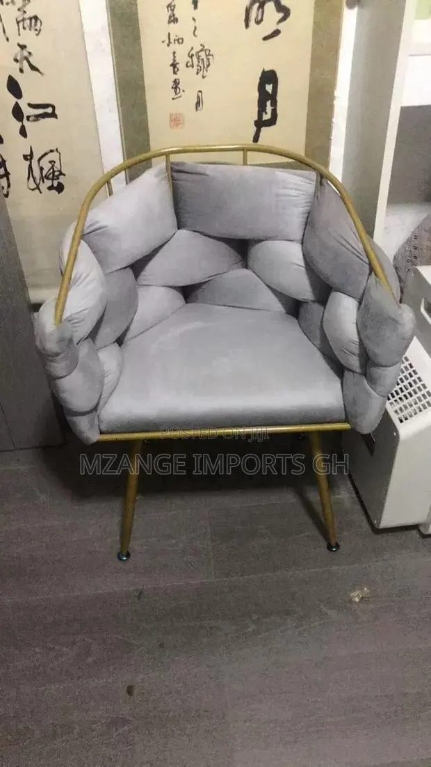Grey Luxury Velvet Chair · Photo 1