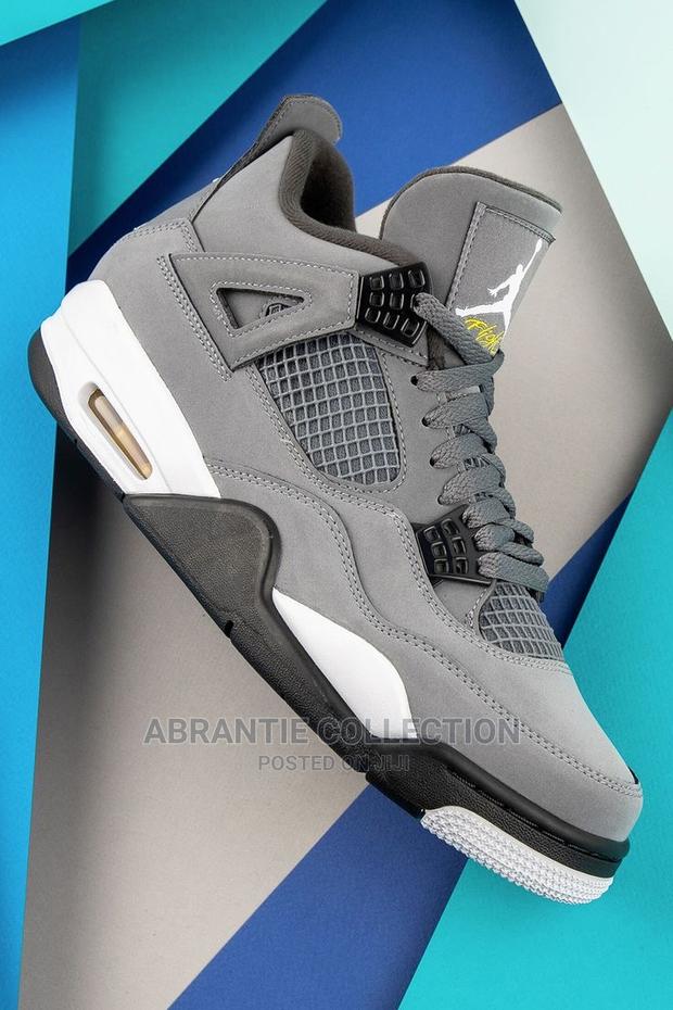 Air Jordan 4 · Photo 2