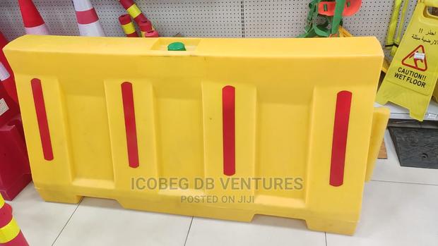 Jersey Barrier/Roadblock/Barricade · Photo 1