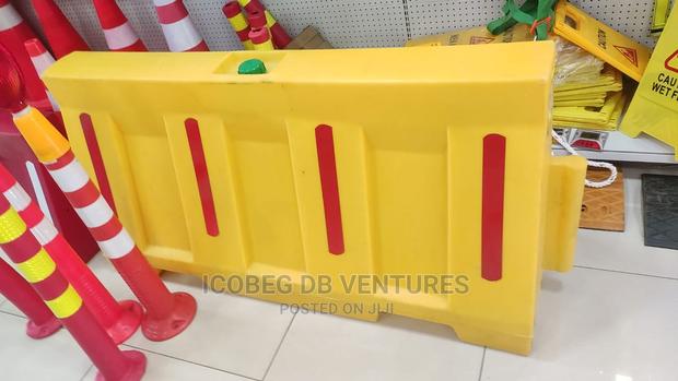 Jersey Barrier/Roadblock/Barricade · Photo 2