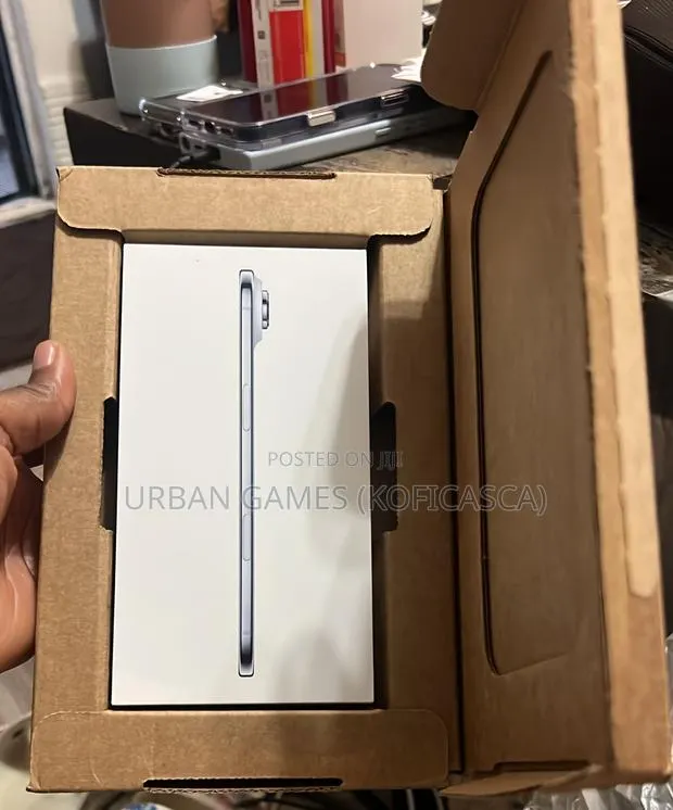 New Apple iPhone Air 256 GB Blue · Photo 1